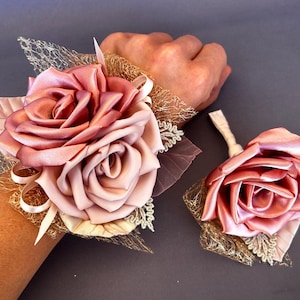 Rose Gold und Blush Pink Gold Handgelenk Corsage Boutonnière Set Hochzeit Bräutigam Braut Brautjungfer Corsage Grad Abschlussball Heimkehr Blume Alternativen