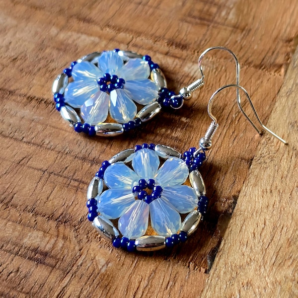 Mandala oorbellen opaque wit met zilver en kobalt blauw