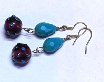 Boucles d'oreilles en verre à pois violets et turquoise