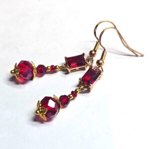 Oorbellen ruby red en gold helder rode kristallen oorbellen