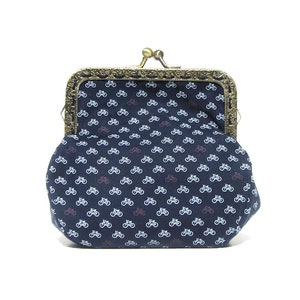 Porte-monnaie vintage bleu imprimé vélo par Loli. Fermoir en métal cousu à la main. Rockabilly. Rétro. Mini bourse. Porte cartes bicyclette.