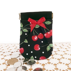 Mini porte-monnaie à fermoir cliquet noir imprimé cerises et pois et noeud rouge par Loli. Etui de poche. Bal promo. Mariage. Fermoir rétro.