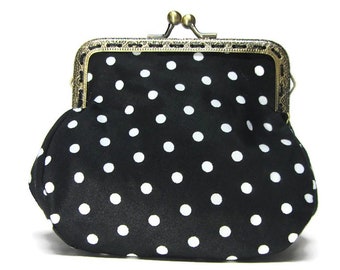 Black and white polka dots vintage coin purse by Loli. Antique brass metal frame. Rockabilly. Rétro. Green or red leather bow. Tiny handbag.