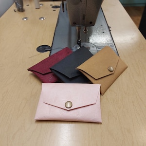 Mini portefeuilles vegan en liège bourgogne ou en papier lavable. Possibilité de six cartes ou plus, argents, factures et monnaies. Éco.