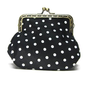 Portamonete nero in stile vintage con pois bianchi di Loli. Chiusura in metallo bronzo antico. Foderato con cotone stampato. retrò.