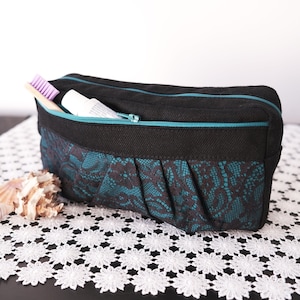 Zwart en turquoise kanten make-uptasje van Loli. Etui. Twee compartimenten. Toilettas/reistas. Rockabilly. Retro