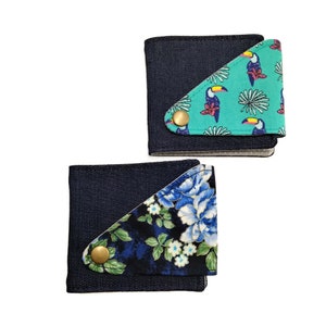 Carteras pequeñas de denim azul con estampado de tucán o flores azules. Ocho compartimentos para tarjetas. Un compartimento para billetes.