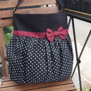 Fourre-tout noir pois blanc avec boucle pourpre par Loli. Besace à bandoulière ajustable.Cabas de magasinage. Rockabilly.Pin-up.Sac à couche