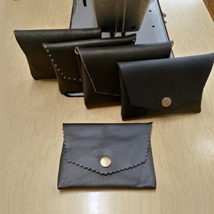 Nouvelle version! Mini portefeuilles classiques de poche en cuir noir recyclé. Possibilité de quinze cartes ou plus, argents et monnaies.