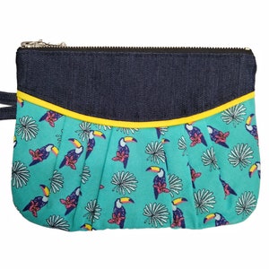 Pochette denim bleu et imprimé toucans. Turquoise, rose et jaune. Deux sections à l'intérieur. Sac à main de soirée. Étui divers. Rockabilly