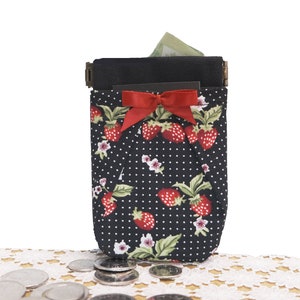 Mini porte-monnaie à fermoir cliquet noir imprimé fraises et pois et noeud rouge par Loli. Etui de poche. Bal promo. Mariage. Fermoir rétro.