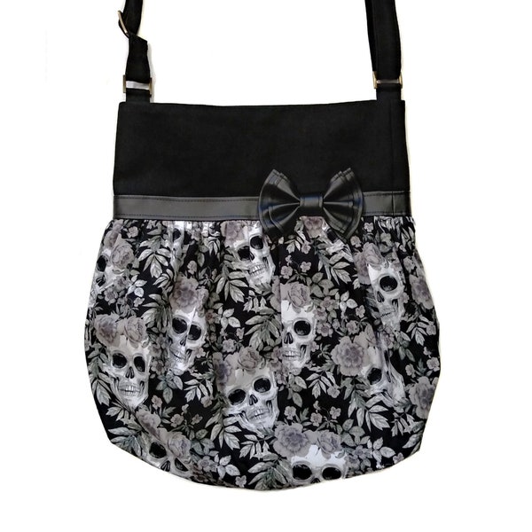 Fourre-tout têtes de mort fleurs noir et boucle cuirette noir. Besace bandoulière ganse ajustable. Rockabilly. Sac à langer, sac magasinage.