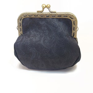 Porte-monnaie d'inspiration vintage dentelle et velours noir par Loli. Fermoir en métal bronze collé cousu main. Rockabilly. Rétro. Mariage.