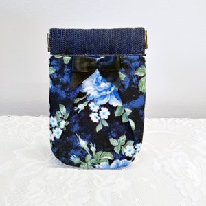 Mini porte-monnaie à fermoir cliquet denim fleuris et noeud noir par Loli. Porte-monnaie de poche. Bal promo. Mariage. Plage. Fermoir rétro