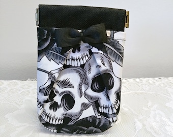 Black and white skull print coin purse with black bow. Rockabilly. Pocket card case. Promo. Wedding. Vintage look. Tiny pouch. Squeleton.