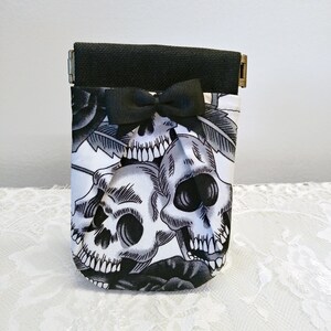 Mini portafoglio con chiusura a cricchetto nero stampato teschio e fiocco nero. Teschi tascabili. Ballo. Matrimonio. Chiusura retrò. Morte.