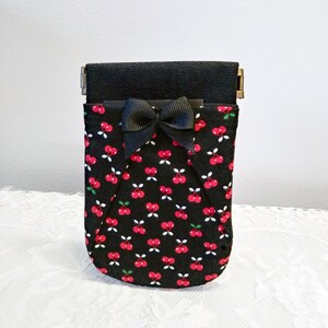 Mini porte-monnaie à fermoir cliquet noir imprimé petites cerises rouges et noeud noir. Etui de poche. Bal promo. Mariage. Fermoir rétro.