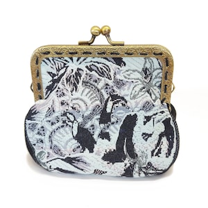 Porte-monnaie de style vintage jacquard noir et vert pâle toucan par Loli. Fermoir en métal bronze antique. Rockabilly. Rétro. Mini bourse.