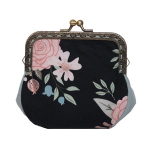 Porte-monnaie de style vintage noir imprimé fleurs roses par Loli. Fermoir en métal bronze antique. Rockabilly. Rétro. Girly. Mini bourse.