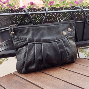 Marsupio con cinturino da polso in vacchetta nera di Loli. Borsa da sera, matrimonio, ballo di fine anno, custodia per il trucco, portamonete. Rockabilly. ragazza copertina