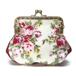 Porte-monnaie de style vintage crème imprimé fleurs rouges par Loli. Fermoir en métal bronze antique. Rockabilly. Rétro. Girly. Mini bourse.