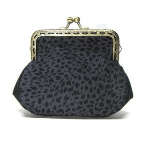 Borsa con stampa leopardata grigia e nera in stile vintage di Loli. Chiusura in metallo bronzo antico. retrò. Rockabilly. Pois bianchi e neri