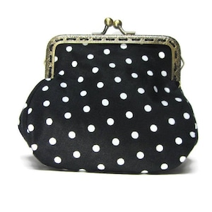 Portamonete nero in stile vintage con pois bianchi di Loli. Chiusura in metallo bronzo antico. Foderato con cotone stampato. retrò.