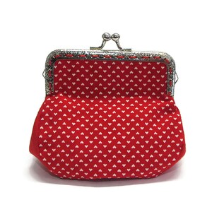 Porte-monnaie vintage rouge et coeur blanc par Loli. Fermoir en métal collé et cousu à la main. Rockabilly. Rétro. Mini bourse. Porte cartes