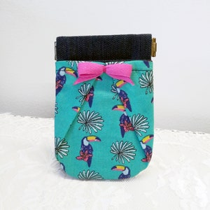 Mini porta-moedas com fecho catraca preto estampa tucano e laço rosa da Loli. Estojo de bolso. Baile de formatura. Casado. Fecho retrô. Pássaros.