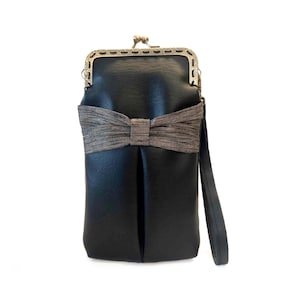 Borsa cellulare in similpelle nera e fibbia in seta con chiusura in bronzo e manico staccabile. Custodia vintage per telefono o occhiali.