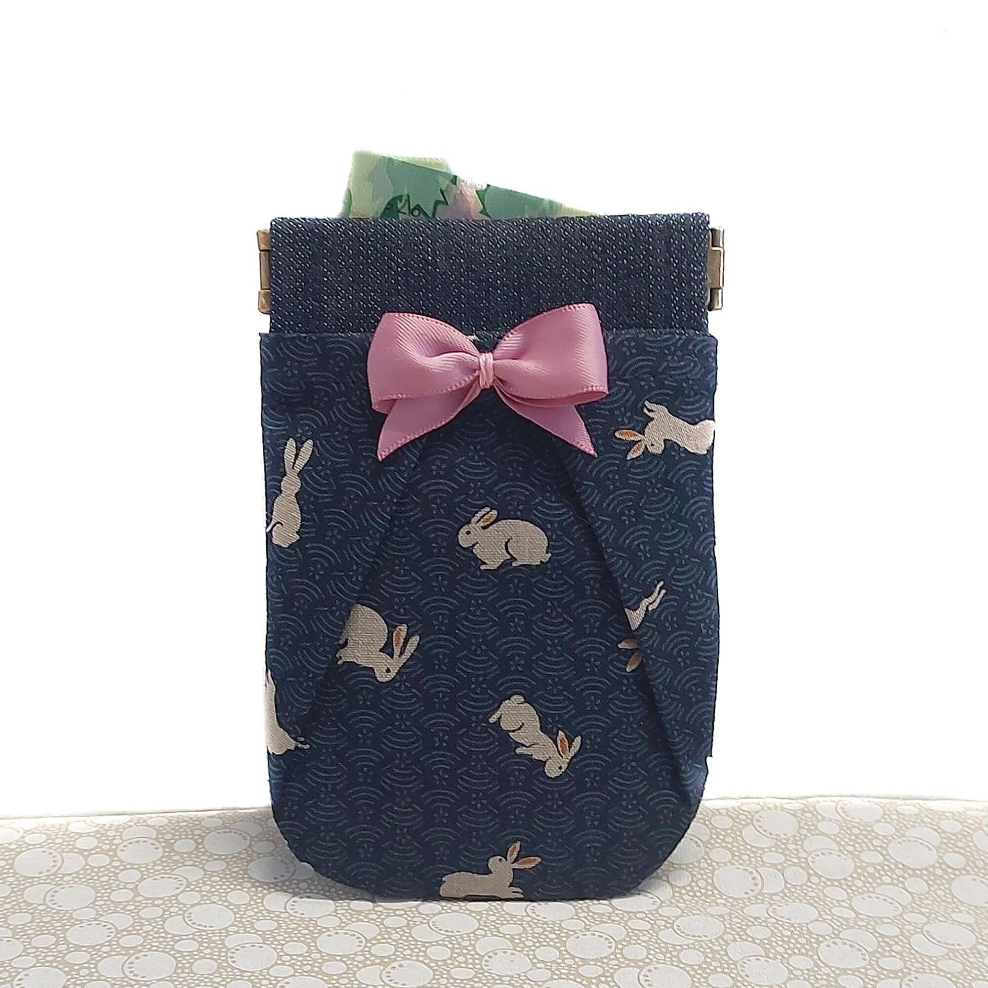 Loliのブルーデニムのウサギプリントのミニラチェットクラスプコインケース、ピンクのバックル付き。ポケット財布。プロム。結婚。レトロ。 - Etsy  日本, image size:2000x2000