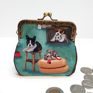 Monedero estilo vintage con estampado de perros en color turquesa y marrón. Cierre de metal de color bronce antiguo cosido a mano. Terrestre de Boston. Caniche.