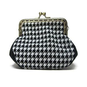 Porte-monnaie d'inspiration vintage pied de poule noir et blanc par Loli. Fermoir en métal collé et cousu à la main. Rockabilly. Rétro.girly