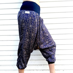 Puede incluir: Pantalones de pierna ancha, azul y beige con estampado, con cintura elástica negra.