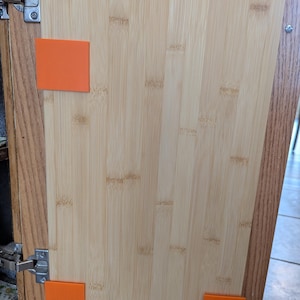 Soporte para tabla de cortar impreso en 3D para puerta de armario interior, sin tornillos, organizador para armario de cocina, sin tornillos, tiras Command 3M que aprovechan el espacio desperdiciado en madera.
