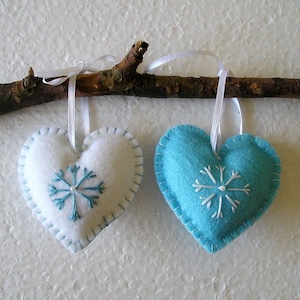Cuori di Natale blu e bianchi - Ornamento di Natale in feltro - Cuori da consegnare - Decorazioni natalizie - Ricamo fatto a mano