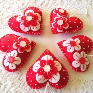Felt Ornament Hearts -  Flowers Ornament - Valentines day Gift - Home Decor - Mother Day Gift - Handmade Embroidery - Red White