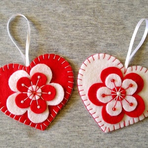 Vilten hartornament - rood hart - vilten bloemen - cadeau-idee Valentijnsdag - cadeau moeder - hangend hart - woondecoratie - handgemaakt borduurwerk