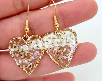 Handmade Dry Pressed Flower Resin Earrings, Gold Heart Dangle Jewelry, Flower Earrings, Resin Earrings, Real Flower Resin Drop Earrings