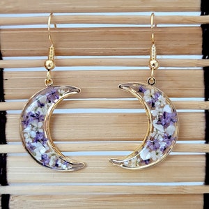 Handmade Dry Pressed Flower Resin Earring Gold Crescent Moon Dangle Jewelry, Botanical earring, real dry flower earring, Floral Drop Earring