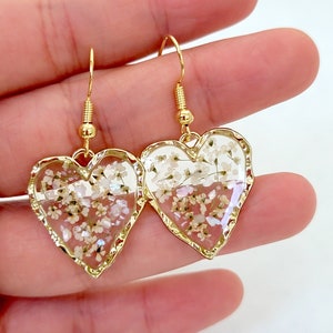Handmade Dry Pressed Flower Resin Earrings, Gold Heart Dangle Jewelry, Flower Earrings, Resin Earrings, Real Flower Resin Drop Earrings