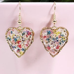 Handmade Dry Pressed Flower Resin Earrings, Heart Confetti Dangle Jewelry, Flower Earrings, Resin Earrings, Real Flower Resin Drop Earrings