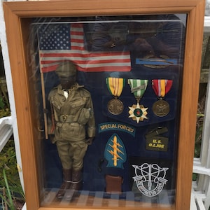RARE  US GI Joe 12&quot; Army Special Forces Green Beret Shadow Box African American, w/Accessories by Hasbro Memorabilia