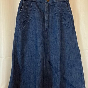 Jupe Vintage BUYER TOO En Jean Denim Brodée Fleurs Bleu - Taille 13 Junior - Longueur 19 Pouces - Rare