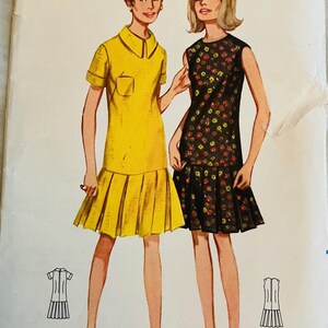 Könnte beinhalten: Vintage Butterick Schnittmuster mit zwei Kleidern. Eines ist gelb mit einem plissierten Rock, das andere schwarz mit einem Blumenmuster. Das Muster enthält Größe 16 und Brustumfang 91,4 cm.