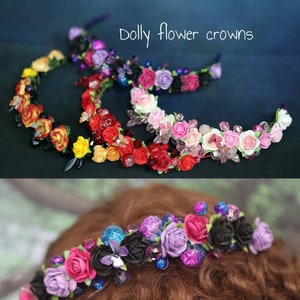 Op de afbeelding: Drie bloemenkransen voor poppen, elk met een ander kleurenschema. De eerste krans is rood, oranje en geel. De tweede krans is roze, paars en wit. De derde krans is zwart, paars en blauw. De kransen zijn gemaakt van kleine stoffen bloemen en kralen.