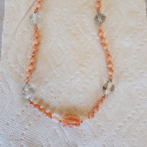 Unieke vintage engelenhuid roze gesneden koraal shou bergkristal KETTING