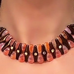 Collana vintage anni &#39;50 in vetro artistico iridescente color rosa cipria e rame, Germania Ovest, girocollo a goccia in vetro Carnival, collana Art Déco