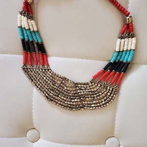 vintage collier plastron large en perles de laiton, corail, turquoise, onyx et os