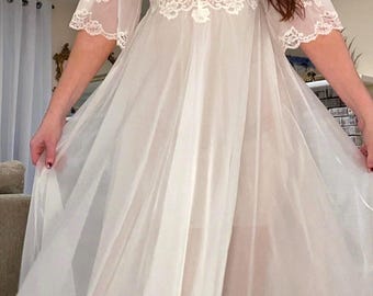 Vintage Double Chiffon Nightgown / Hostess Gown / Wedding Dress, white, Lace Appliqué, Medium, Sheer Top with tie waist, Bridal gift